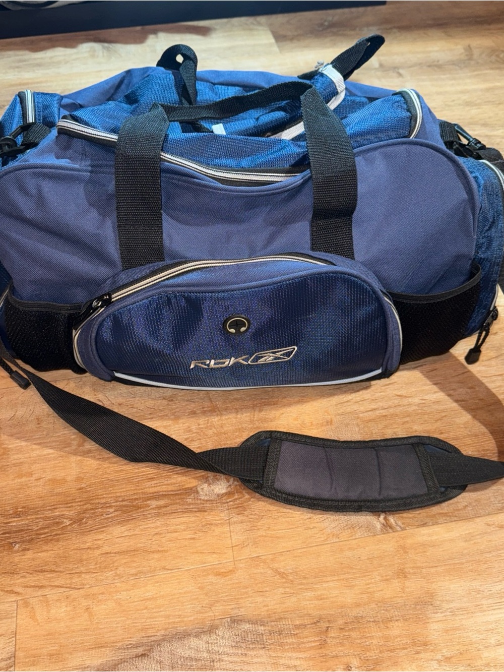 Reebok Sports Gym/sports Bag Dark Blue Duffel Bag With Strap Expandable Baseball